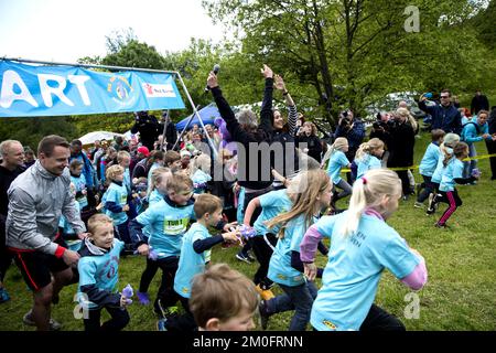 Children Relay, comme le tournage de la princesse Crown Mary a commencé dans les jardins botaniques d'Aarhus. La course est organisée par la Fondation Mary et Save the Children et est appelée Free of Bulliing Children Baton Banque D'Images