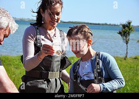 Dans le cadre de la princesse Isabelle samedi nommé Samsoe ferry m / f princesse Isabella, a été Kronrpinsesse Mary et la princesse Isabella également visité sur l'île nature , où le garde Bjarne Manstrup a tourné autour et a cherché à se promener dans le fjord de Stauns avec les royals. Ainsi la princesse a également l'occasion de saluer certains des oiseaux à l'île Falk Centre et a été particulièrement la princesse Isabella enchantée de tenir un grand aigle et de saluer un hibou nouvellement éclos jeune et pas moins d'agir comme le falkone . Voici Marie et Isabella en étudiant leurs prises du fjord et ici c'est une plie est studi Banque D'Images