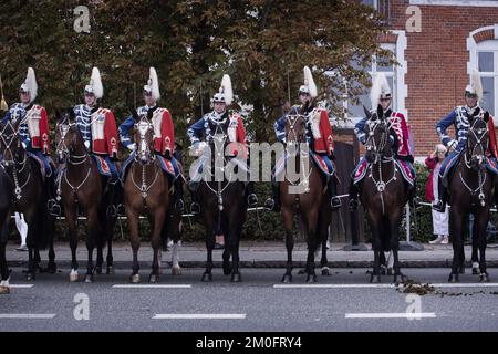 La reine Margrethe et le prince Consort Henrik effectuent une croisière d'été à bord du yacht royal Dannebrog et effectuent des visites dans la municipalité de Sydjurs, Vejle et Aabenraa pendant la période du 1-4 septembre 2015. La Reine et le Prince Consort prennent une barge du Royal Yacht Dannebrog et arrivent dans le port d'Ebeltoft à Fregatten Jylland (la Frégate“ Jutland”), où le comité de réception sera officiellement salué. À l'arrivée, Prinsens Musikkorps se produit. Après la réception, la Reine et le Prince Consort se trouvent dans un autocar accompagné de la SQ à cheval du Régiment de la Garde Hussar Banque D'Images