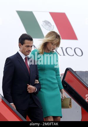 Le président mexicain Enrique Pena Nieto et la première dame du Mexique Angelica Rivera , lorsque le président mexicain Enrique Pena Nieto et Mme Angelica Rivera de Pena sont arrivés mercredi à l'aéroport international de Copenhague à Kastrup . Le président mexicain effectue une visite d'État de deux jours au Danemark . ( Dresling Jens / POLFOTO ) Banque D'Images