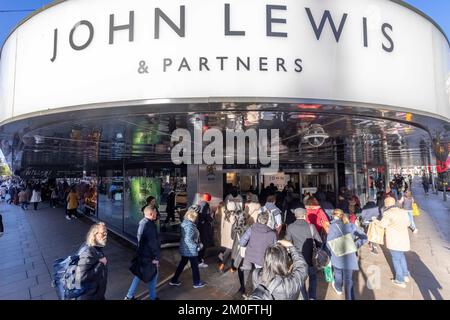 Les gens ont vu faire la queue devant John Lewis sur Oxford Street ce matin. Les acheteurs tirent le meilleur parti de la vente annuelle du Vendredi fou dans l'espoir de s'enrailler Banque D'Images