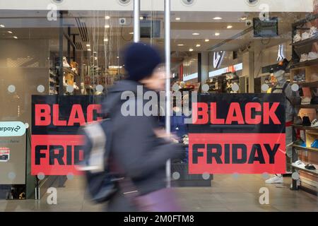 Les gens ont vu faire la queue devant foot Locker sur Oxford Street ce matin. Une affiche indique « Vendredi fou » sur la fenêtre avant du magasin. Photo prise le 25th Nov Banque D'Images