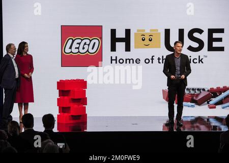 Overhoved pour Lego-dynastiet Kjeld Kirk Kristiansen, Jesper Vilstrup, administraerende direktà¸r pour Lego House og le prince héritier danois Frederik et le prince héritier Mary et leurs quatre enfants ont assisté à l'ouverture de la nouvelle «˜LEGO Houseâ€™ » à Billund, Danemark, 28 septembre 2017. Le bâtiment inspiré des célèbres briques LEGO danoises a été conçu par l'architecte danois Bjarke Ingels et propose des activités intérieures telles que des zones de jeux LEGO, des restaurants et des salles de conférence. /Ritzau/ Morten Lau-Nielsen. Banque D'Images