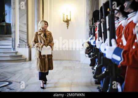 Le nouvel ambassadeur américain au Danemark Carla Sands arrive au château royal d'Amalienborg à Copenhague pour rencontrer la reine Margrethe 15 décembre 2017. Carla Sands est un banquier d'investissement et une ancienne actrice apparaissant dans neuf épisodes de l'opéra de savon "œThe Bold et le Beautifulâ€". /Ritzau/Philip Davali Banque D'Images