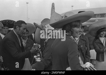 Les filles de football de la coupe du monde danoise reviennent du Mexique. FOT. À l'aéroport et à l'hôtel de ville de Kbh. Naerbill. Par LIS Lene Nielsen, LIS Pedersen, Susanne Augustesen, Helene Hansen, famille. Chef d'équipe Jorgen Andreasen s.m. Birte Kjems et LIS Lene Nielsen. Banque D'Images