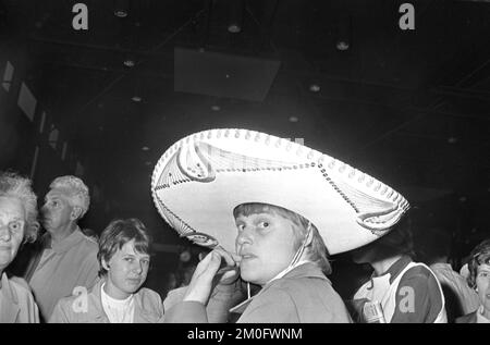 Les filles de football de la coupe du monde danoise reviennent du Mexique. FOT. À l'aéroport et à l'hôtel de ville de Kbh. Naerbill. Par LIS Lene Nielsen, LIS Pedersen, Susanne Augustesen, Helene Hansen, famille. Chef d'équipe Jorgen Andreasen s.m. Birte Kjems et LIS Lene Nielsen. Banque D'Images