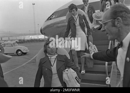 Les filles de football de la coupe du monde danoise reviennent du Mexique. FOT. À l'aéroport et à l'hôtel de ville de Kbh. Naerbill. Par LIS Lene Nielsen, LIS Pedersen, Susanne Augustesen, Helene Hansen, famille. Chef d'équipe Jorgen Andreasen s.m. Birte Kjems et LIS Lene Nielsen. Banque D'Images