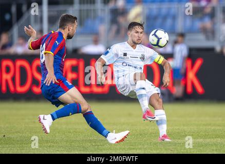 James McArthur (à gauche) et Christian Kohler du FC Elsinore lors d'une amicale sur 12 juillet 2018. Banque D'Images