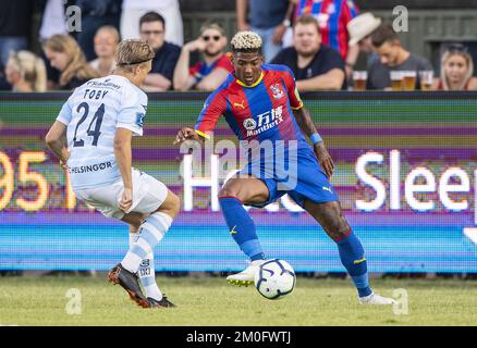 Carl Lange du FC Elsinore (à gauche) et Patrick van Aanholt du Palais de Cristal lors d'une amicale sur 12 juillet 2018. Banque D'Images