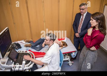 Sur 8 octobre 2018 HRH la princesse Marie a visité l'aile cardiologique de l'hôpital universitaire de Copenhague, Rigshospitalet, dans le centre de Copenhague. Ici, elle a rencontré le personnel et les patients et a regardé comme certains avaient leur cœur scanné. HRH la princesse Crown est protectrice pour la Fondation danoise de coeur. Banque D'Images