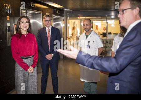 Sur 8 octobre 2018 HRH la princesse Marie a visité l'aile cardiologique de l'hôpital universitaire de Copenhague, Rigshospitalet, dans le centre de Copenhague. Ici, elle a rencontré le personnel et les patients et a regardé comme certains avaient leur cœur scanné. HRH la princesse Crown est protectrice pour la Fondation danoise de coeur. Banque D'Images