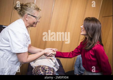 Sur 8 octobre 2018 HRH la princesse Marie a visité l'aile cardiologique de l'hôpital universitaire de Copenhague, Rigshospitalet, dans le centre de Copenhague. Ici, elle a rencontré le personnel et les patients et a regardé comme certains avaient leur cœur scanné. HRH la princesse Crown est protectrice pour la Fondation danoise de coeur. Banque D'Images