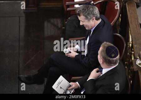 Sur 11 octobre 2018, le président d'Israël, Reuven Rivlin, a visité la synagogue de Copenhague. Cette visite s'inscrit dans le cadre de l'anniversaire de 75th du sauvetage en Suède de plus de 7000 juifs danois du Danemark occupé par les nazis. Étaient également présents le prince héritier de HRH Frederik, le premier ministre Lars Løkke Rasmussen et plusieurs autres chefs de parti, des personnalités culturelles telles que la directrice Susanne Bier et des représentants de la communauté juive du Danemark. Banque D'Images