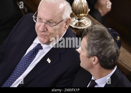 Sur 11 octobre 2018, le président d'Israël, Reuven Rivlin, a visité la synagogue de Copenhague. Cette visite s'inscrit dans le cadre de l'anniversaire de 75th du sauvetage en Suède de plus de 7000 juifs danois du Danemark occupé par les nazis. Étaient également présents le prince héritier de HRH Frederik, le premier ministre Lars Løkke Rasmussen et plusieurs autres chefs de parti, des personnalités culturelles telles que la directrice Susanne Bier et des représentants de la communauté juive du Danemark. Banque D'Images