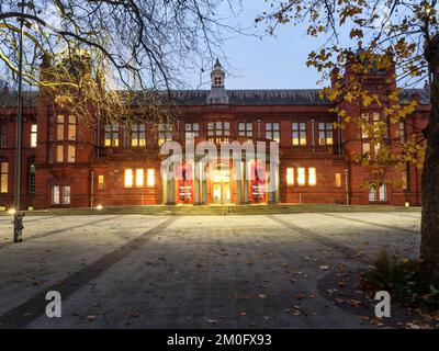 Avant de la galerie d'art Whitworth au crépuscule Manchester Angleterre Banque D'Images