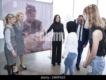 Sur 12 novembre 2018 HRH la princesse Marie et la ministre du développement Ulla Tornaes participent à la cérémonie d'ouverture de l'exposition #Childmamans. L'exposition est un projet qui montre la vie de très jeunes mères dans 5 pays en développement. L'exposition a lieu en Dokk1 à Aarhus. Banque D'Images