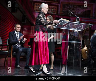 Sur 1 décembre 2018 sa Majesté la Reine Margrethe a assisté à un concert à l'Opéra islandais de Harpa, dans le cadre de la célébration des 100 ans d'indépendance de l'Islande par rapport au Danemark. Ici, elle a prononcé un discours et présenté au président islandais Guðni Thorlacius Jóhannesson une version liée des écrits de son grand-père, le roi Christian X, sur l'Islande. Banque D'Images