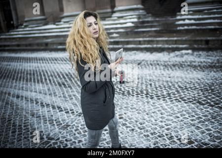 Joanna Palani arrive au tribunal de Copenhague où il y a une audience sur une kurde dont la police a privé le passeport. Joanna Palani proteste contre l'intervention et souhaite le droit de l'annuler. Elle est attachée aux forces peshmerga kurdes qui combattent l'État islamique en Irak. Sept personnes au total ont été interdites de quitter le Danemark parce que les autorités estiment qu'elles participeront à des actes de guerre à l'étranger. (Photo : Asger Ladefoged / Scanpix 2018) Banque D'Images