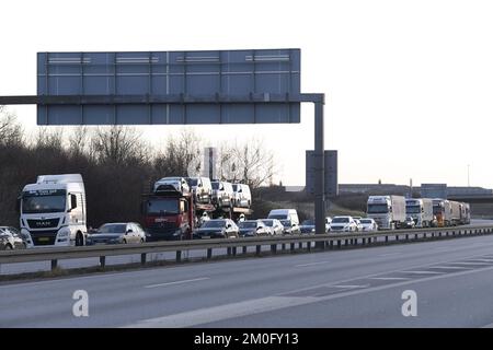 Un accident de train sur Storebæltsbroen au Danemark. 6 passagers sont morts. Le toit de remorques placées sur un train de marchandises sur le pont supérieur heurte ce matin le train de voyageurs sur le pont inférieur à Storebæltsbroen. Banque D'Images