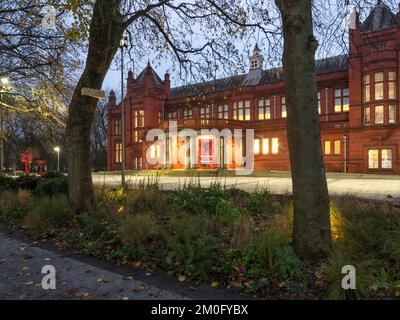 Avant de la galerie d'art Whitworth au crépuscule Manchester Angleterre Banque D'Images