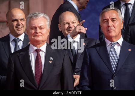 Tirana, Albanie. 06th décembre 2022. Le chancelier allemand OLAF Scholz (2nd de droite, SPD), debout à côté de Dimitar Kovacevski (l), Premier ministre de la Macédoine du Nord, et derrière Milo Djukanovic (r), Premier ministre du Monténégro, et Gitanas Nauseda (2nd de gauche), Président de la Lituanie, lors de la photo de famille au Sommet UE-Balkans occidentaux. Le thème du sommet est les perspectives d'adhésion des pays des Balkans occidentaux à l'UE. Credit: Michael Kappeller/dpa/Alay Live News Banque D'Images