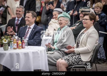 Sa Majesté la Reine Margrethe a poursuivi sa croisière d'été sur le Royal Ship Dannebrog à Nyborg. Elle a reçu un spectacle de ballet, a visité Nyborg Slot, un creusage archéologique, le monument FORSHAVN et l'Association des arts et métiers de Nyborg. Banque D'Images