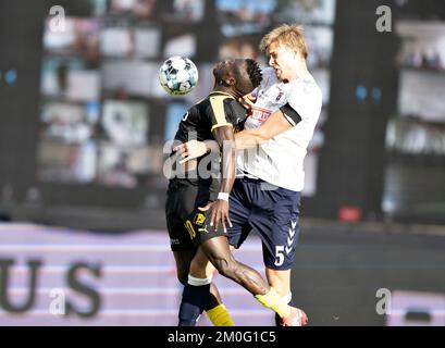 Écran du match Super League 3F entre AGF et Randers FC au parc Ceres à Aarhus, le jeudi 28 mai 2020. Le match est le premier après le shutdown pendant la crise corona et se joue sans spectateurs et avec restrictions .. (Photo: Henning Bagger / Ritzau Scanpix) Frederik Tingager mod Randers Alhaji Kamara du FC AGF Banque D'Images