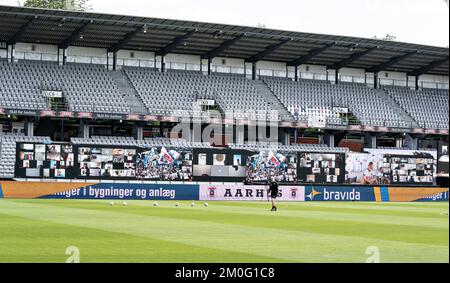 Écran du match Super League 3F entre AGF et Randers FC au parc Ceres à Aarhus, le jeudi 28 mai 2020. Le match est le premier après le shutdown pendant la crise corona et se joue sans spectateurs et avec restrictions Banque D'Images