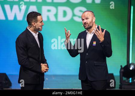 Animateur Abdel Aziz Mahmoud sur scène avec un activiste LGBT de Pologne aux Prix arc-en-ciel danois 2020. Chaque année, les Danish Rainbow Awards célèbrent des particuliers, des organisations et des entreprises qui ont contribué à améliorer les conditions de vie des membres de la communauté LGBT+ au Danemark. La princesse de la Couronne Mary a assisté à l'exposition de prix et a présenté le prix spécial honorifique. Mercredi, 30 septembre 2020. (Photo: Martin Sylvest / Ritzau Scanpix) Banque D'Images