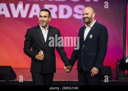 Animateur Abdel Aziz Mahmoud sur scène avec un activiste LGBT de Pologne aux Prix arc-en-ciel danois 2020. Chaque année, les Danish Rainbow Awards célèbrent des particuliers, des organisations et des entreprises qui ont contribué à améliorer les conditions de vie des membres de la communauté LGBT+ au Danemark. La princesse de la Couronne Mary a assisté à l'exposition de prix et a présenté le prix spécial honorifique. Mercredi, 30 septembre 2020. (Photo: Martin Sylvest / Ritzau Scanpix) Banque D'Images