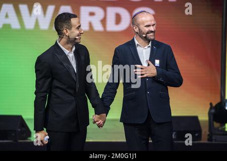 Animateur Abdel Aziz Mahmoud sur scène avec un activiste LGBT de Pologne aux Prix arc-en-ciel danois 2020. Chaque année, les Danish Rainbow Awards célèbrent des particuliers, des organisations et des entreprises qui ont contribué à améliorer les conditions de vie des membres de la communauté LGBT+ au Danemark. La princesse de la Couronne Mary a assisté à l'exposition de prix et a présenté le prix spécial honorifique. Mercredi, 30 septembre 2020. (Photo: Martin Sylvest / Ritzau Scanpix) Banque D'Images