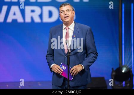 Ministre de l'alimentation, de la pêche et de l'égalité des chances et ministre de la coopération nordique Mogens Jensen (Parti social-démocrate) sur scène pour présenter le Performer de Drag de l'année. Drag la reine Chantal Al Arab du groupe de drag Veninderne (« les amies ») a remporté le prix. Chaque année, les Danish Rainbow Awards célèbrent des particuliers, des organisations et des entreprises qui ont contribué à améliorer les conditions de vie des membres de la communauté LGBT+ au Danemark. La princesse de la Couronne Mary a assisté à l'exposition de prix et a présenté le prix spécial honorifique. Mercredi, 30 septembre 2020. (Photo: Mar Banque D'Images