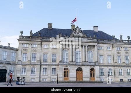 Les drapeaux sont en Berne au palais d'Amalienborg à Copenhague, samedi, 17 avril 2021. La reine Margrethe a décidé de mettre des drapeaux en Berne au château d'Amalienborg, à la mémoire du prince Philip, duc d'Édimbourg, le jour de ses funérailles. Les funérailles auront lieu à partir de la chapelle Saint-Georges, au château de Windsor. Le prince Philippe, qui est né prince de Grèce et du Danemark, est mort sur 9 avril. Le prince Philip avait 99 ans (photo : Claus Bech/Ritzau Scanpix) Banque D'Images