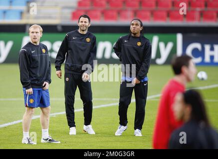 Les joueurs de Manchester United Paul Scholes, à gauche, Ryan Giggs et Anderson, à droite, sont vus lors d'une session de formation le lundi 29 septembre 2008 à Aalborg, avant leur match du groupe E de la Ligue des Champions contre l'équipe danoise Aalborg mardi à Aalborg, au Danemark. (AP photo/Polfoto/Mick Anderson) ** ** DANEMARK OUT ** Banque D'Images