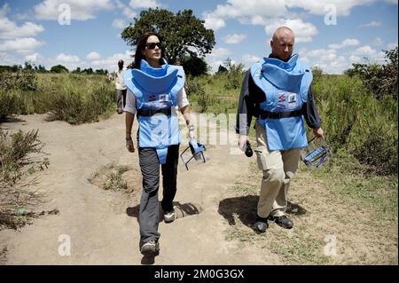 La Princesse Mary de la Couronne danoise participe à la démolition de mines avec le DDG (Groupe danois de déminage) à Gulu, dans le nord de l'Ouganda. La princesse Crown descend dans la zone de sécurité en portant des vêtements de protection et met en valeur la démolition accompagnée de Mark Livingstone. (Tariq Mikkel Khan/POLFOTO) Banque D'Images