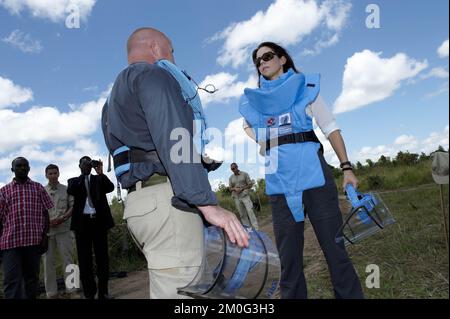 La Princesse Mary de la Couronne danoise participe à la démolition de mines avec le DDG (Groupe danois de déminage) à Gulu, dans le nord de l'Ouganda. La princesse Crown descend dans la zone de sécurité en portant des vêtements de protection et met en valeur la démolition accompagnée de Mark Livingstone. (Tariq Mikkel Khan/POLFOTO) Banque D'Images