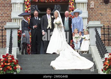 Rory Fleming avec sa nouvelle épouse la baronne Caroline Fleming sur les marches au château de Valdemars Slot au Danemark. Banque D'Images