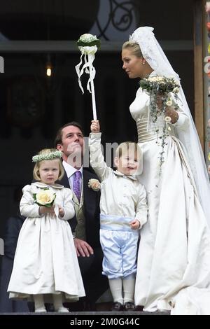 Rory Fleming avec sa nouvelle épouse la baronne Caroline Fleming sur les marches au château de Valdemars Slot au Danemark. Banque D'Images