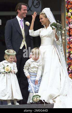 Rory Fleming avec sa nouvelle épouse la baronne Caroline Fleming sur les marches au château de Valdemars Slot au Danemark. Banque D'Images