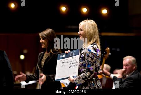 L'écrivain britannique J. K. Rowling reçoit aujourd'hui mardi 19 octobre le prix de littérature Hans Christian Andersen à Odense. Le prix est fondé par le Conseil consultatif de la HCA et J. K. Rowling est le premier auteur à recevoir cet honneur. Banque D'Images