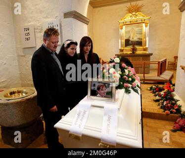 Les parents Michael Christensen, Charlotte Raun et la sœur Stephanie assistent aux funérailles de leur fille Natascha Raun, qui, deux heures seulement après avoir été rejetée par les médecins du service psychiatrique, a sauté devant un train et s'est suicidée. Après avoir passé une heure au téléphone avec la jeune fille déparée, les médecins ont décidé de lui dire: «Venez le lundi si vous vous sentez encore triste». Peu de temps après, Natascha s'était suicidée et son père paramédical était sur l'équipe d'intervention qui a conduit pour la prendre sur les voies ferrées. Banque D'Images