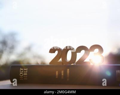 nouvelle année 2023 lever de soleil lumineux, livre de la bible sainte et paysage de lever de soleil brillant Banque D'Images