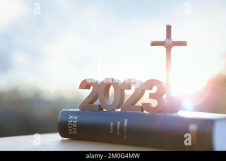 2023 nouvel an lever le soleil et le lever du soleil et la croix de jésus christ et la sainte bible Banque D'Images