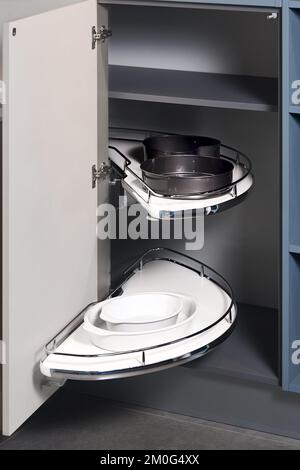 Mécanisme d'accès à la cuisine coin magique pour armoires d'angle aveugle. Solution pour un espace de rangement en coin cuisine dans un placard. Unité d'angle avec mécanisme rotatif Banque D'Images