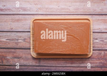 Cube de sucre de canne traditionnel de jaggery sur la table Banque D'Images