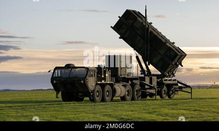 MIM-104 Patriot - système de missiles sol-air des États-Unis sur une plate-forme de véhicule mobile. Banque D'Images