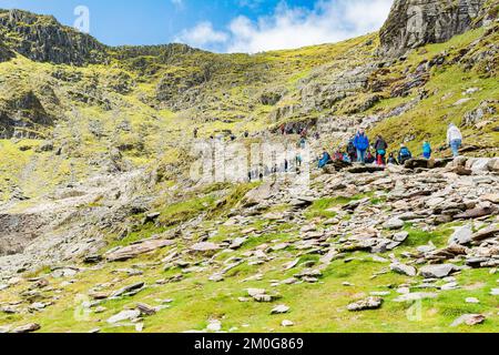 Snowdonia, pays de Galles, Royaume-Uni 28 mai 2019: Personnes grimpant sur le mont Snowdon dans le nord du pays de Galles, vue sur le chemin de pierre, montagnes, herbe verte Banque D'Images