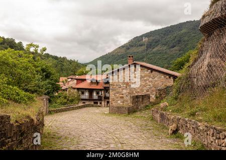 Maisons en pierre et rues étroites dans un village de montagne dans le nord de l'Espagne. maire de barcena Banque D'Images