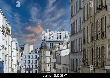 Paris, petites maisons et rue, bâtiments typiques de Montmartre Banque D'Images