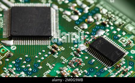 Micropuces montées sur une carte de circuit imprimé, gros plan avec mise au point sélective Banque D'Images